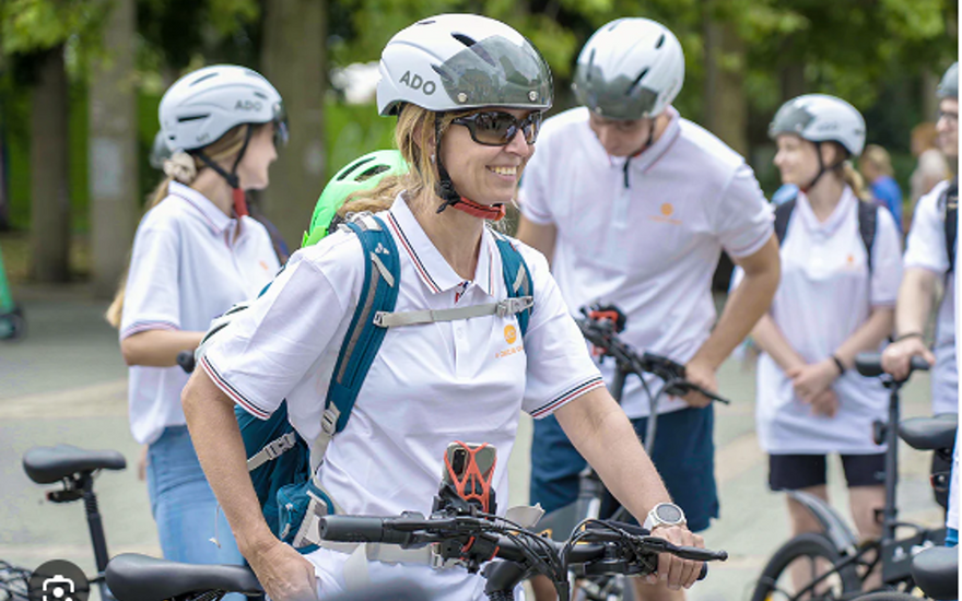 Trẻ em cũng cần phải đội mũ bảo hiểm khi tham gia giao thông